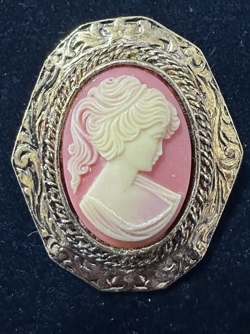 449- PERI Style Vintage Pink Cameo Gold-Tone beautiful frame Brooch Pendant
